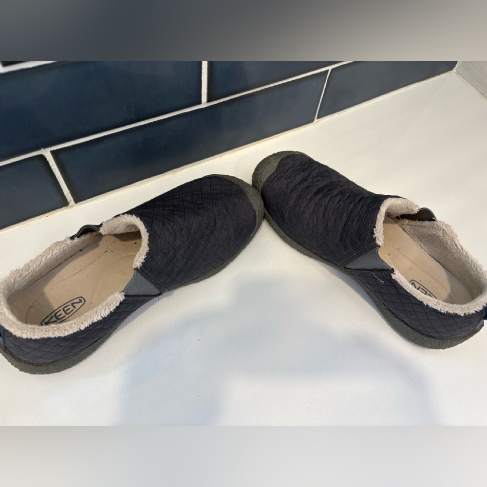 KEEN Howzer Quilted Slippers - Picture 2 of 5